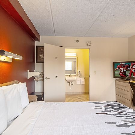 Red Roof Inn Akron Bagian luar foto