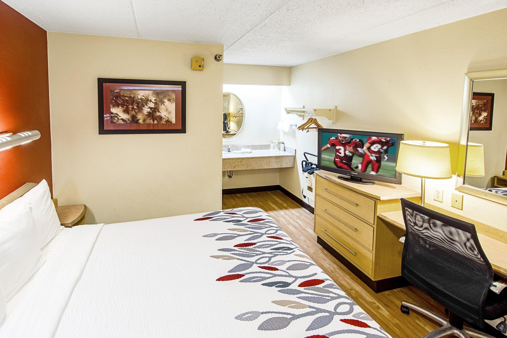 Red Roof Inn Akron Bagian luar foto