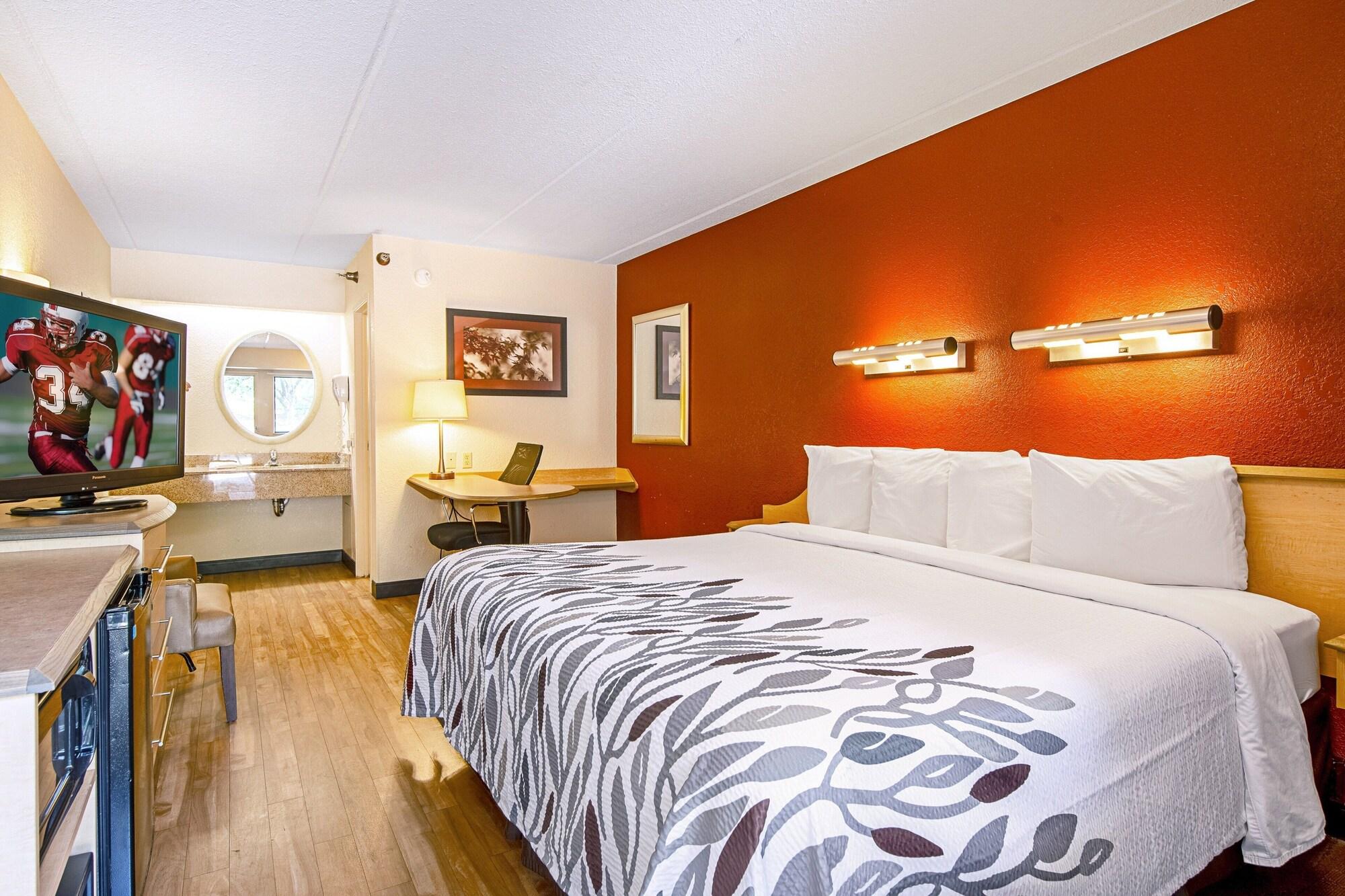 Red Roof Inn Akron Bagian luar foto