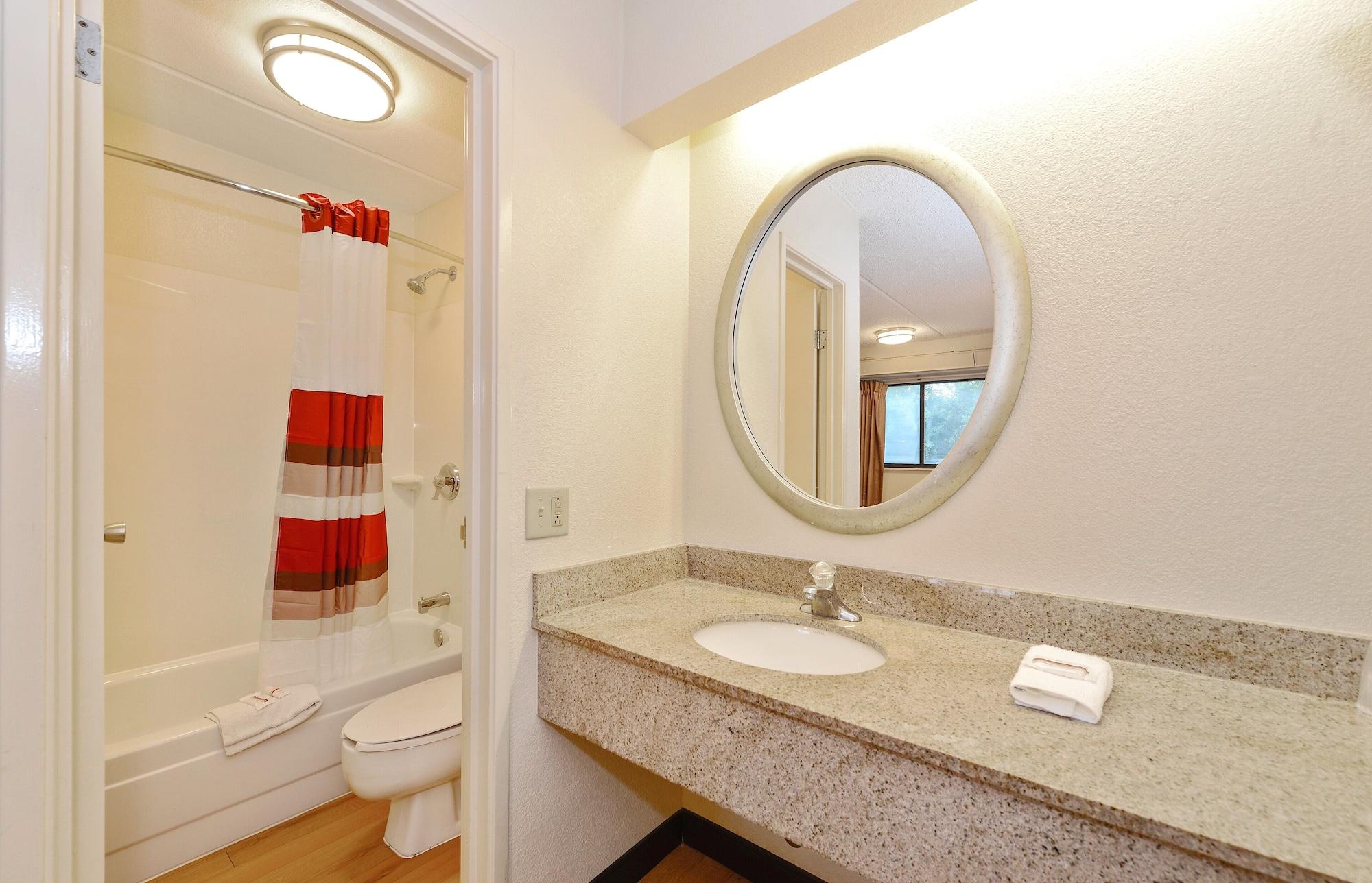 Red Roof Inn Akron Bagian luar foto