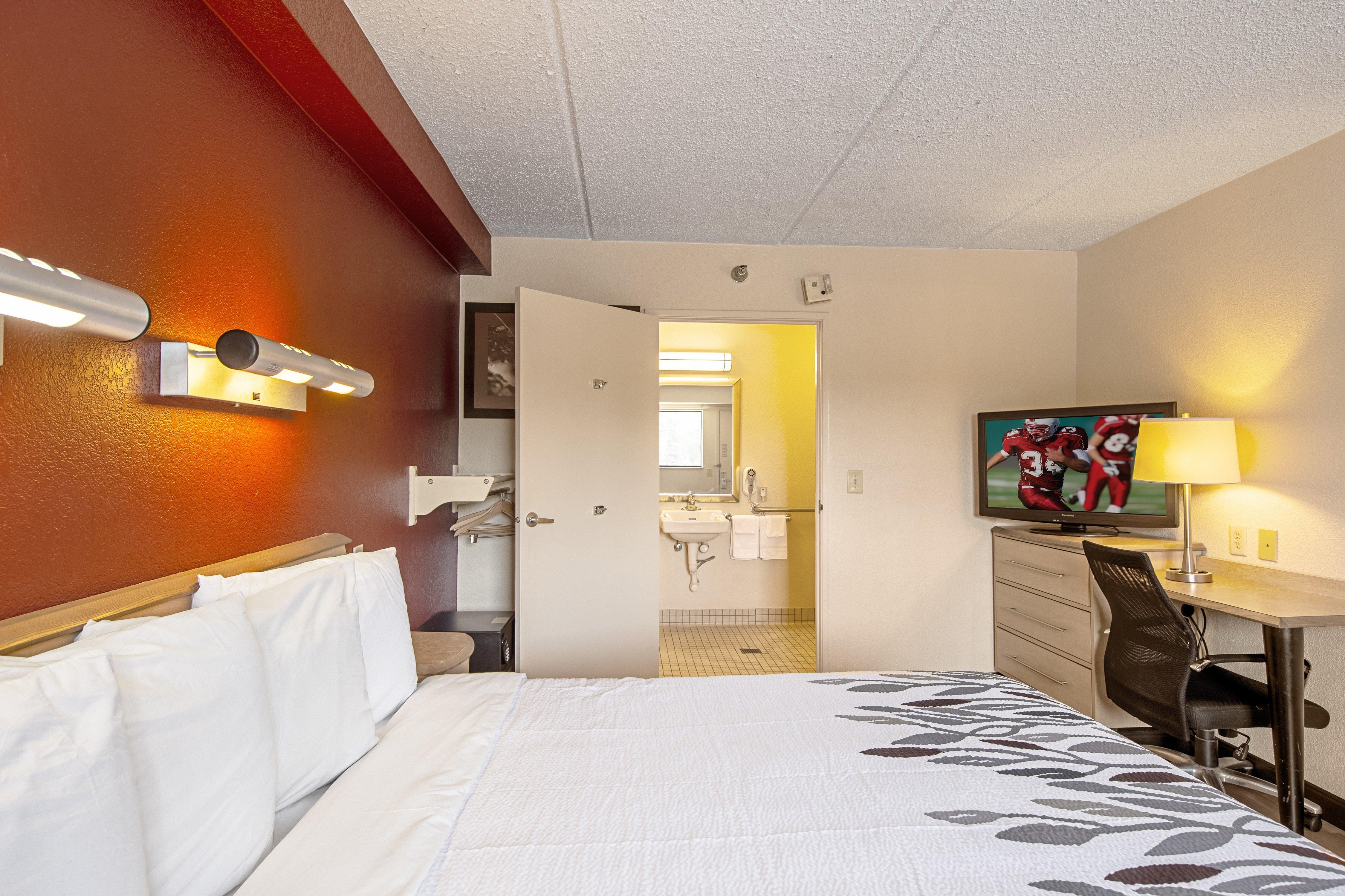 Red Roof Inn Akron Bagian luar foto