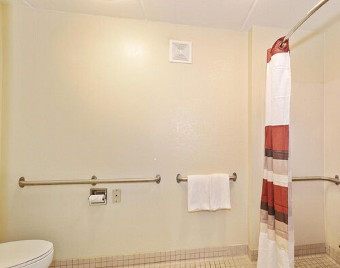Red Roof Inn Akron Bagian luar foto