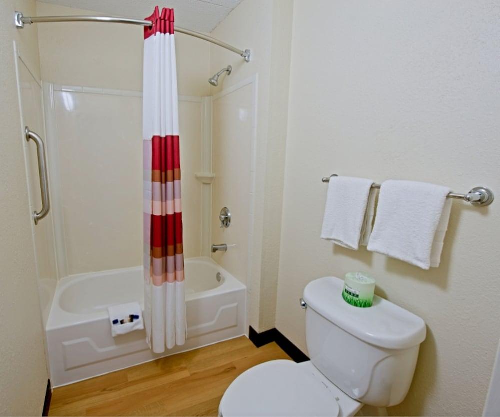 Red Roof Inn Akron Bagian luar foto