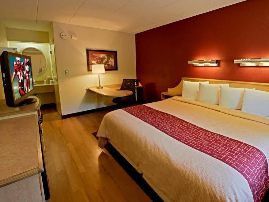Red Roof Inn Akron Bagian luar foto
