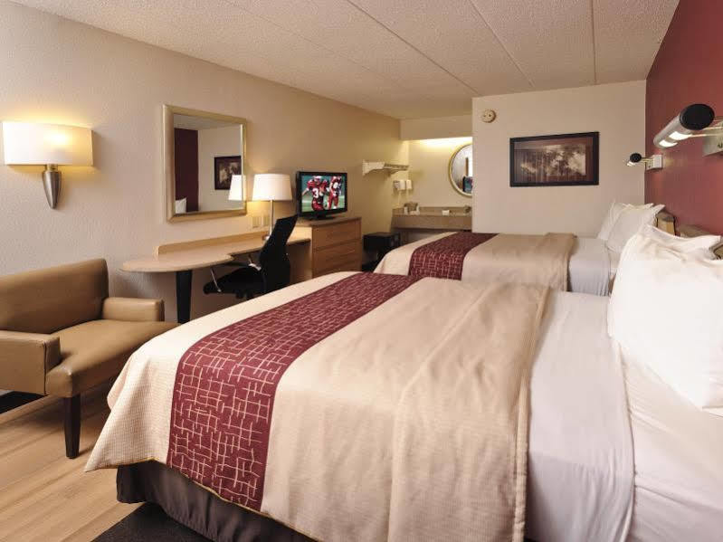Red Roof Inn Akron Bagian luar foto