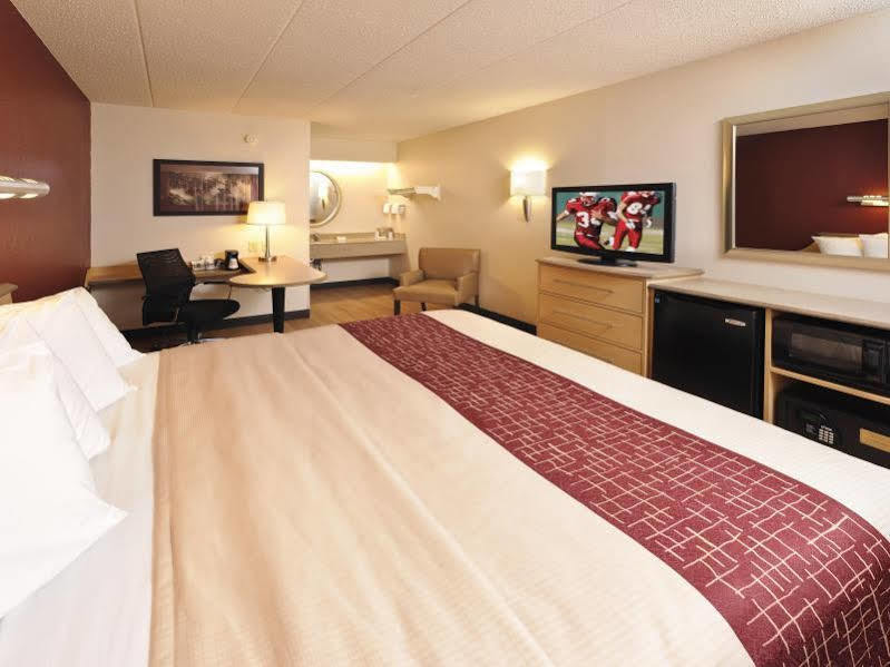 Red Roof Inn Akron Bagian luar foto